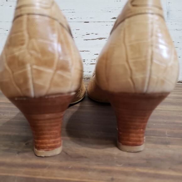 Stuart Weitzman Leather Alligator Nude Kitten Heel Bow Pumps 8 - Picture 4 of 12